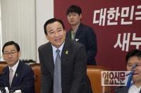 '책임사퇴' 이완구 원내대표, 박수 속에 사퇴 반려