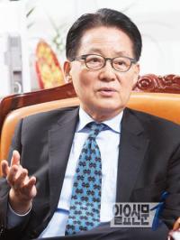 '정세균 불출마' 박지원, "충격이다. 참으로 죄송" 