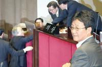 여당 원내대표 둘러싼 물밑 암투