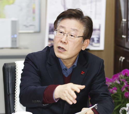 이재명 성남시장 “더 원칙적으로 종북몰이 강력 대응할 것” (종합)