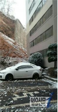 [종합] 광주 봉선동 아파트 옹벽 붕괴…차량 수십대 매몰·파손