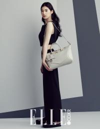 특유의 신비로운 매력으로 정원 거니는 요정으로 변신한 정은채 화보 눈길