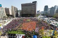 서울광장 가득 메운 파업 노동자들
