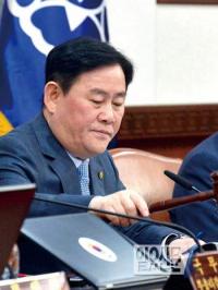 박근혜 ‘레이저’ 맞은 최경환