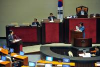 서영교 의원 '청량음료 같은 대정부질문' 화제...35만 건 넘는 조회수로 인터넷 달궈