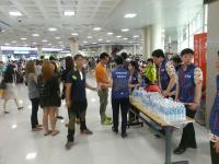 제주공항, 공항 대기승객에 생수 등 긴급 지원 ... 태풍에 항공기 무더기 결항 1만여명 '발동동'