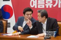 김무성 대표와 원유철 원내대표의 손가락이 가르키는 방향은 달랐다.