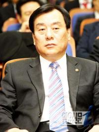 ‘금품 의혹’ 박기춘 의원 체포동의안 국회 통과…박 의원 “정계 떠나겠다”