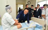 김관용 도지사, 화재현장 부상 소방공무원 위로방문