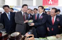 [포토] 여수 ‘전국우수시장박람회장’  찾은 황교안 총리와 이낙연 전남지사 