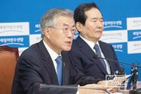 文 대표 긴급 기자회견 "역사교과서 논의할 사회적 기구 구성하자. 확정고시 절차 중단 바란다"
