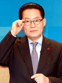 샌드위치 신세 전락 박지원의 승부수는?