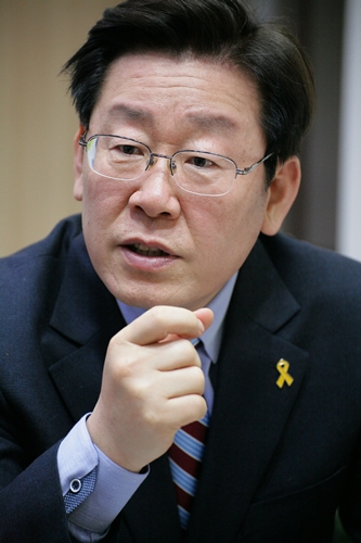 이재명 성남시장 3대 복지 강행 "죽도록 막으면 죽도록 하겠다"··· 성남시민들은