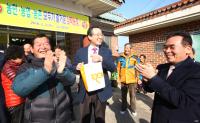 [순창군 민생탐방] 참기름 선물에 즐거워하는 송하진 전북지사 