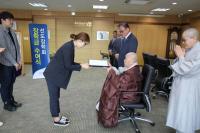 101세 선도 스님, 동국대 경주캠퍼스에서 장학금 전달
