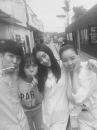 ‘한국사용설명서’ 홍수아, 중국 팬들과 함께 여행 인증샷 공개 1탄 `한국의 미소`