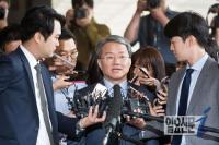 홍만표 전관비리 무혐의에 법조계 안팎 비난 빗발