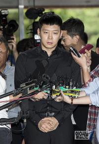 박유천, 성폭행 혐의 경찰 조사 출석…"심려 끼쳐 죄송"