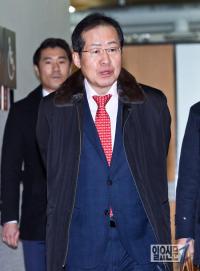 홍준표, '사퇴 요구' 단식농성 도의원에 "쓰레기" "개가 짖어도" 막말 논란