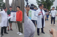‘포켓몬고’ 속초 시장, 한 손엔 포켓몬 들고 오 박사로 변신