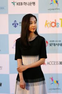 신인 배우 김린아, 서울청소년국제영화제 레드카펫 초청… 자연미 발산