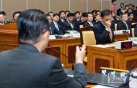 박지원 의원의 질의에 곤란해하는 김수남 총장