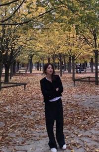 송혜교 최근 근황 공개, 트레이닝복 입고 공원 산책 “함께 걷는 사람은 누구?”