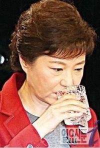 “최순실, 청와대에 의사 들여 박근혜 대통령 ‘연예인 보톡스’ 시술 주도”