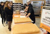 롯데백화점 광복점 “남포동 명물로 거듭난 '대왕 카스테라' 맛보세요”