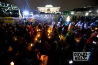 국회 앞, 촛불든 시민들