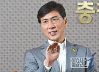 안희정 “편 갈라서 무조건 박수치는 정치의 극복이 시대교체”