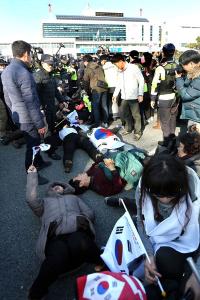 구미경찰, 문재인 전 대표 차량 막고 욕설 박사모 등 수사