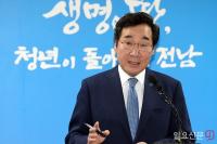 이낙연 전남지사, 젊은 직원들에게 ‘또라이들의 시대’ 책 선물