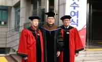 75세, 69세에 대학 졸업, "손자뻘 학생들과 즐겁게 대학생활 보내 감사하다"