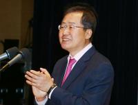 홍준표 도지사 직원조회서 "도민에 대한 ’불같은 사랑‘을 가져 줄 것" 주문