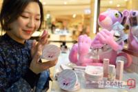 [포토] 롯데백화점 광복점 “화장품에 핑크팬더가 쏙!”