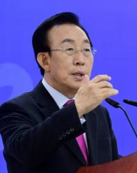 [전문] 김관용 대권 출사표, 대세 '文' 안보관 정조준…"국가위기 극복하겠다"