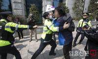박근혜 지지자들과 시민 간 몸싸움