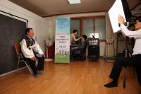 "어르신, 여기보세요 찰칵" 원자력연 '초록공감', 지역 어르신 사진촬영 봉사