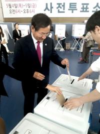 유정복 인천시장, 사전투표 첫날 투표권 행사