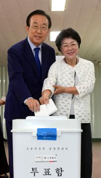 김관용 경북지사 내외 투표… "결과 승복하고, 국민들 힘 모아야"