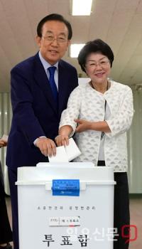 투표하는 김관용 경북지사 내외… "갈등·반목 접고 '새로운 대한민국 출발점' 되길 기대"
