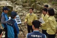 [사진기사] 신원섭 산림청장, 우기 대비 서울 관악산 계곡 산사태취약지역 현장점검