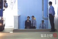  법원 나서는 박근혜 전 대통령이 호송차를 바라보고 있다.