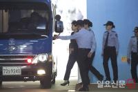 구치소로 향하는 호송차로 다가서는 박근혜 전 대통령