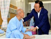 김관용 지사, '호국보훈의 달' 맞아 입원 보훈대상자·가족 위문