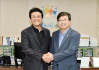  염태영 "출마 논의 시기 아냐" VS 김만수 "분야별로 예선 후 본선"