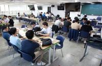 학벌 대신 스펙? 문재인 정부 경제정책 모순 따져보니