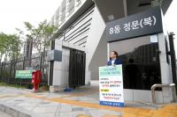 남유진 구미시장 '박정희 기념 우표' 발행 촉구 1인 시위…'도지사 선거표 노린' 큰 그림?