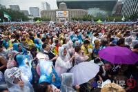 서울광장 가득 메운 퀴어문화축제 참가자들